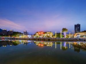 Longhu Island Hotel (Deqing Longmu Street Cultural Square)