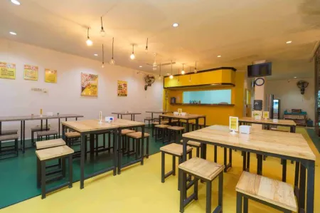 RedDoorz @ Taman Galaxy Bekasi Отели в г. West Bekasi