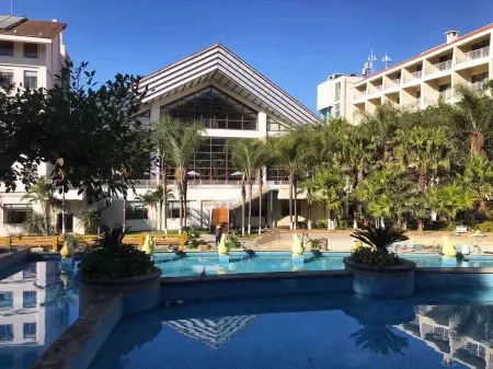 Hongge Hot Spring Resort Отели в г. Яньбянь