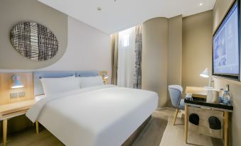 The luxury hotel offers a modern bedroom with a double bed and a large window at Homeinn · neo (Shanghai Nanjing Road Pedestrian Street Huanghe Road)