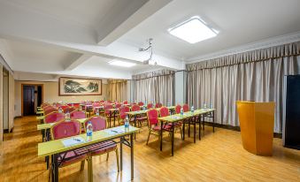 The conference hall features a spacious dining area with tables and chairs for guests to enjoy their meals or engage in other activities at Hanqun Hotel (Guangzhou Baiyun International Airport)