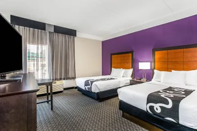 La Quinta Inn & Suites by Wyndham Orlando Airport North Hotels near MCO Orlando Airport Terminal C