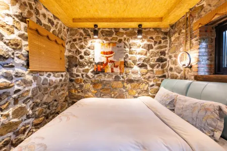 Floral Hotel·Beijing Ten 1 Stone House hotel (Wangfu Jingshui Great Wall Branch, Huairou District) Отели рядом с достопримечательностью «Changping Yanshou Temple»