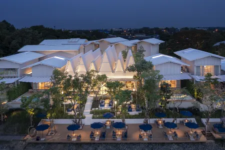 Sala Bang Pa-IN Отели рядом с достопримечательностью «Wat Niwet Thammaprawat»