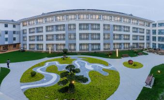 Mountain Lake Courtyard Hotel
