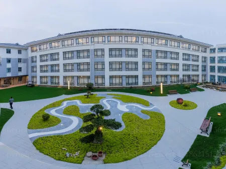 Mountain Lake Courtyard Hotel