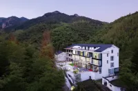 Mogan Moye and Ju Private Hot Spring Stream Tracing Design Villa