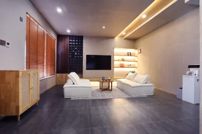 Q + Yesanpo Red Rear Hotel