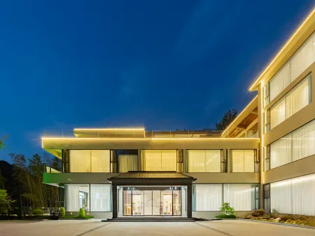 Huoshan Mansu Zhuning Creek Language Homestay Отели рядом с достопримечательностью «Dabie Mountain Main Peak (Baima Main Peak)»