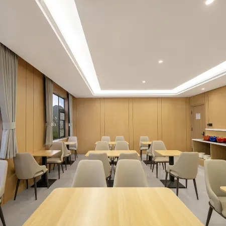 QIANNA HOTEL GLORIOUS (Dengfeng Songshan Scenic Area)