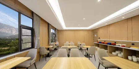 QIANNA HOTEL GLORIOUS (Dengfeng Songshan Scenic Area) Отели рядом с достопримечательностью «Zhengzhou University College of Physical Education (Dengfeng Campus)»