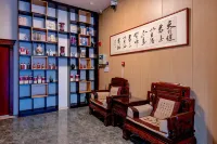 Yicheng Zhilu Hotel (Luohe Stadium)