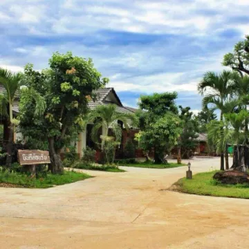 Big Tree Resort Hotels near Kamphaeng Phet City Pillar Shrine