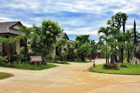 Big Tree Resort Отели в г. Kamphaeng Phet