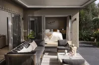 Delamore Lodge Hotels in Уаихеке