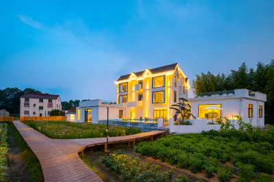 Floral Lux Hotel · Jiuhuashan Xilu Zhanyi Hotel  Hotels in Qingyang