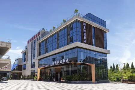 Dujiangyan Yuandong Yaju Hotel (panda valley Store) Отели рядом со станцией Liduigongyuan Railway Station