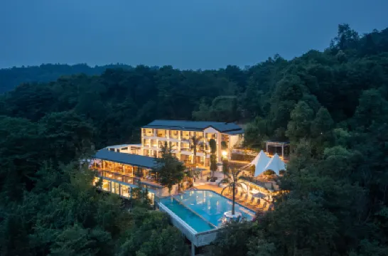 青城山初見山野溫泉飯店 都江堰中華大熊貓苑（原熊貓樂園）附近的飯店