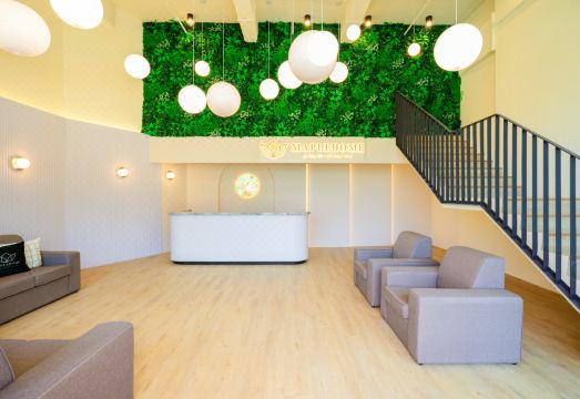 Jesselton Quay Premier Suites의 깔끔한 거실 공간