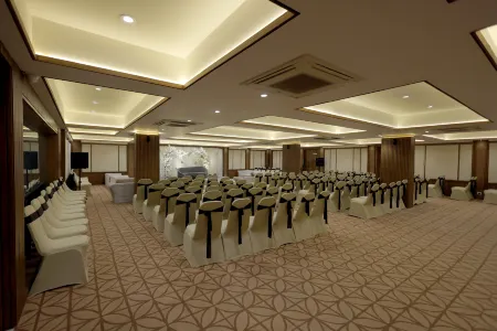 Hotel the Evergrand Palace Отели рядом с достопримечательностью «ISKCON Rajkot, Sri Sri Radha Neelmadhav Dham»