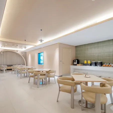 IU Hotel (Shijiazhuang Railway Station West Square Beiguo Future City)