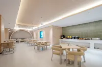 IU Hotel (Shijiazhuang Railway Station West Square Beiguo Future City)