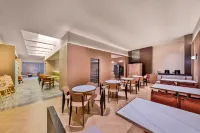 Yimi S Hotel (Guangzhou Nanzhou Metro Station & Sun Yat-sen Memorial Hospital Branch) - parking