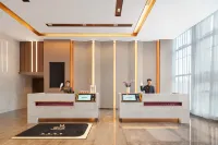 Lavande Hotel (Guiyang North High-speed Railway Station Maotai International Center) - parking