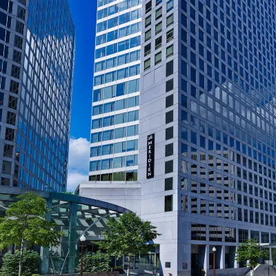 Le Méridien Arlington โรงแรมใกล้อนุสรณ์สงครามของกองทัพเรือสหรัฐฯ