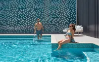 Crowne Plaza MELBOURNE by IHG - สระว่ายน้ำบนดาดฟ้า