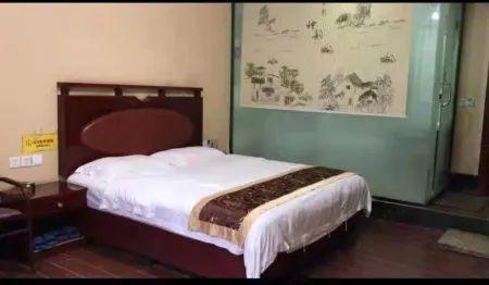 Yilong Lingjiang Pavilion Hotel