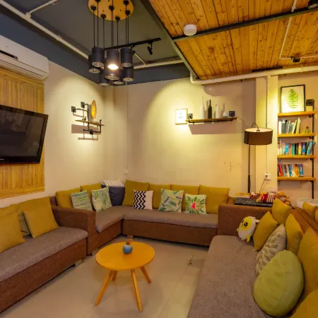 11 International Youth Hostel