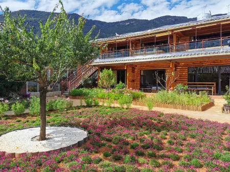 Lugu Lake Qianxing Guest House Отели рядом с достопримечательностью «Modai Wangfeifu»