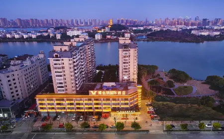 Vienna International Hotel (Ezhou High-speed railway Station Civic Center store) Отели рядом с достопримечательностью «Ezhou Polytechnic (Southeast to Fenghuang Subdistrict Office Lianhuashan Community Health Service Station)»