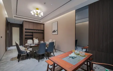Country Inn & Suites by Radisson, Xinfeng Maifanshi High-speed Railway West Station Отели рядом с достопримечательностью «Chenyi Square»