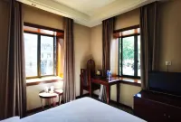Daocheng Aden Danzeng Five Color Hotel Hotels near Chonggu Sward
