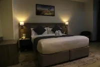 Triple E Hotel and Spa Hotel dekat Sholla Market