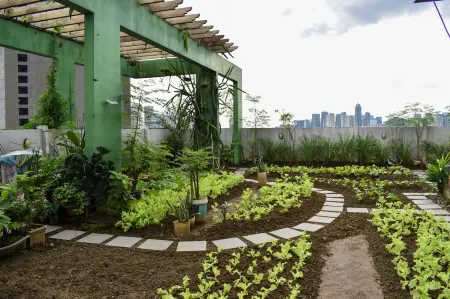 The Boni Tower by Rspl Manila City Center Отели рядом с достопримечательностью «Lee Gardens»