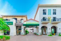 Five Seasons Holiday Inn Отели рядом с достопримечательностью «Пейзажный Путь»