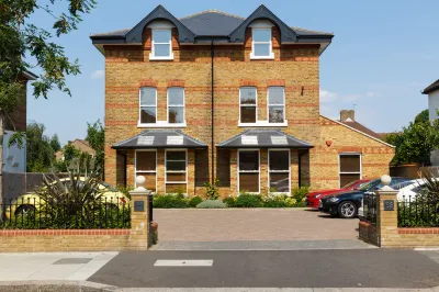 Teddington Lodge Hotels near Penguin Bay