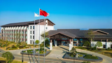 Yunmeng Lu Lake Resort Hotel Отели рядом с достопримечательностью «guo jia ji tao hong ling mei hua lu bao hu qu»