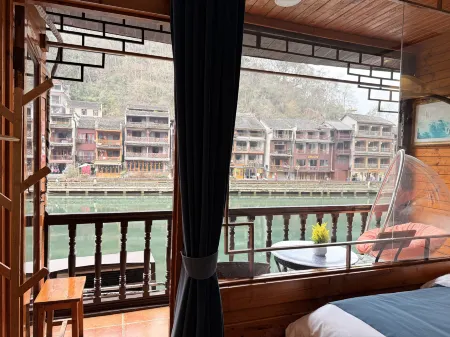 Fenghuang Memory River View Inn - Near Ancient City & River View Balcony