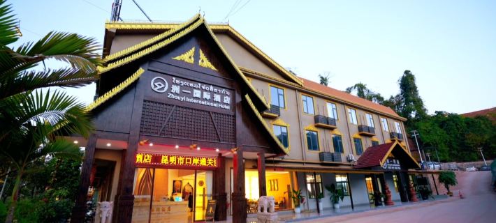 Zhouyi International Hotel Hotele w: Powiat Mengla