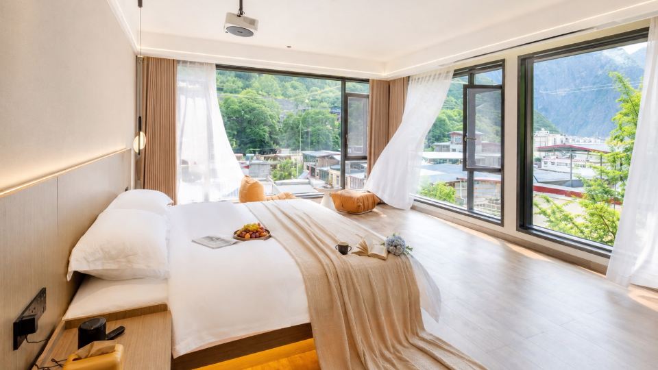 Lixian Mountain Lodge Folk Hotel