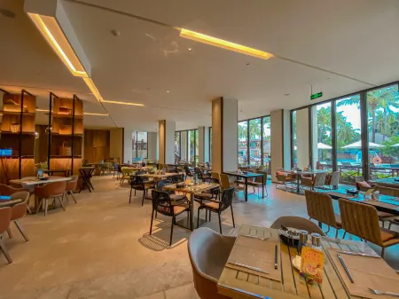 Holiday Inn Resort Sanya Bay Отели рядом с достопримечательностью «Xidao Wharf»