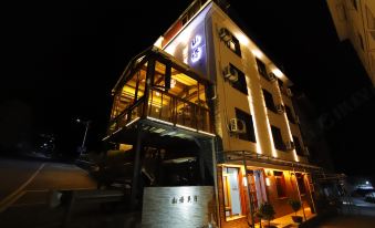 Floral Hotel · Mountain Whisper Hotel(Shennongjia Wooden fish store)