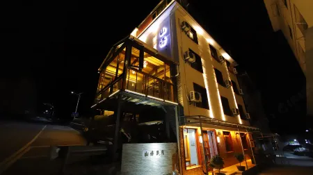 Floral Hotel · Mountain Whisper Hotel（Shennongjia Wooden fish store） Отели рядом с достопримечательностью «Xiangxi Yuan»