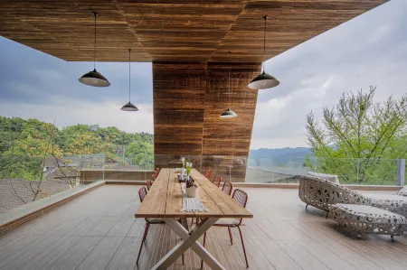 Persimmon Tree Homestay (Bifengxia Scenic Area) Отели рядом с достопримечательностью «Bifeng Gorge»