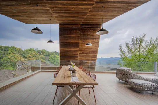 Persimmon Tree Homestay (Bifengxia Scenic Area)