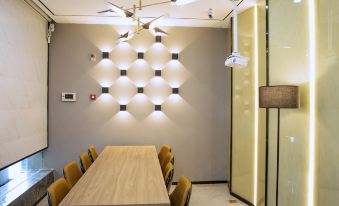 7 Days Premium Hotel (Dingzhou Zhongshan Road Railway Station)